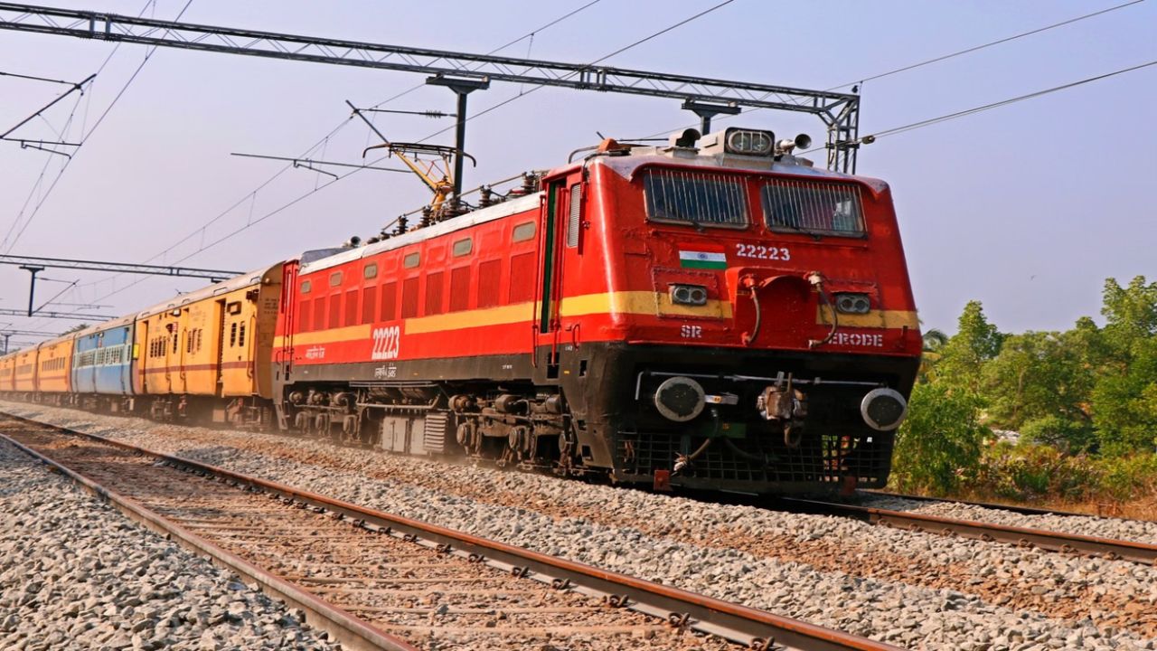 चलती ट्रेन में तड़पती रही महिला लेकिन मदद में देरी ने ले ली जान