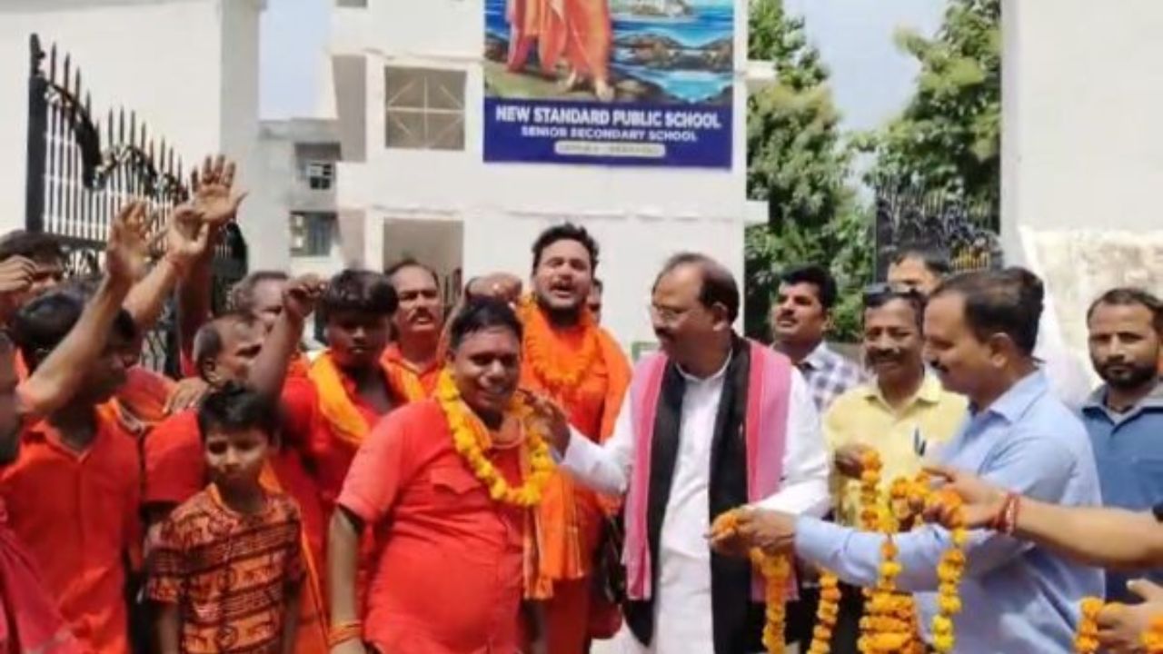 Raebareli: कांवड़ियों के बीच पहुंचे सपा नेता, स्वागत के अंदाज ने खींचा सबका ध्यान