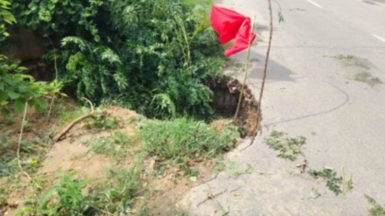 Gorakhpur News: सिकरीगंज–बेलघाट मार्ग पर मौत को दावत देते गड्ढ़े, प्रशासन मौन