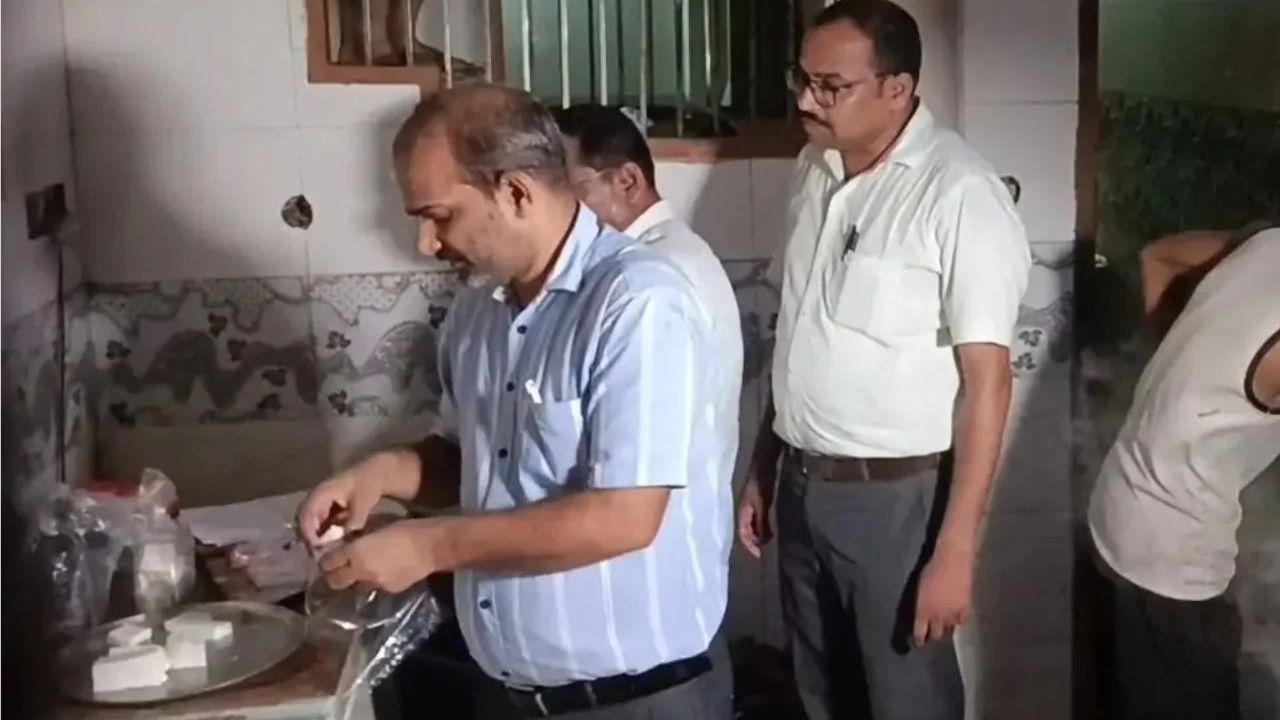 रक्षाबंधन से पहले खाद्य विभाग की छापेमारी, सीतापुर में दूध-पनीर के नमूने लिए गए; मचा हड़कंप