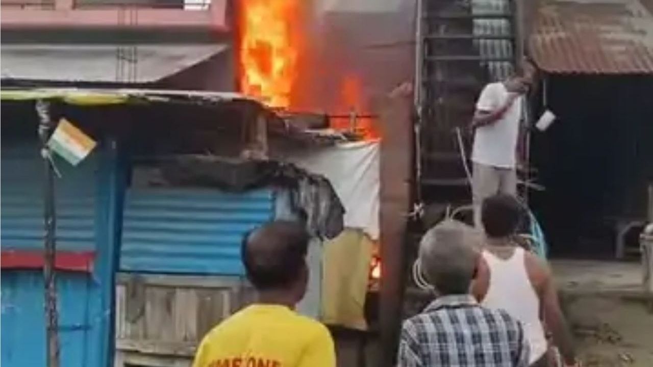 ‘चूल्हा जलाते ही भभक उठी आग, चीखती हुई बाहर भागी महिला’ सीतापुर में झोपड़ी बनी श्मशान