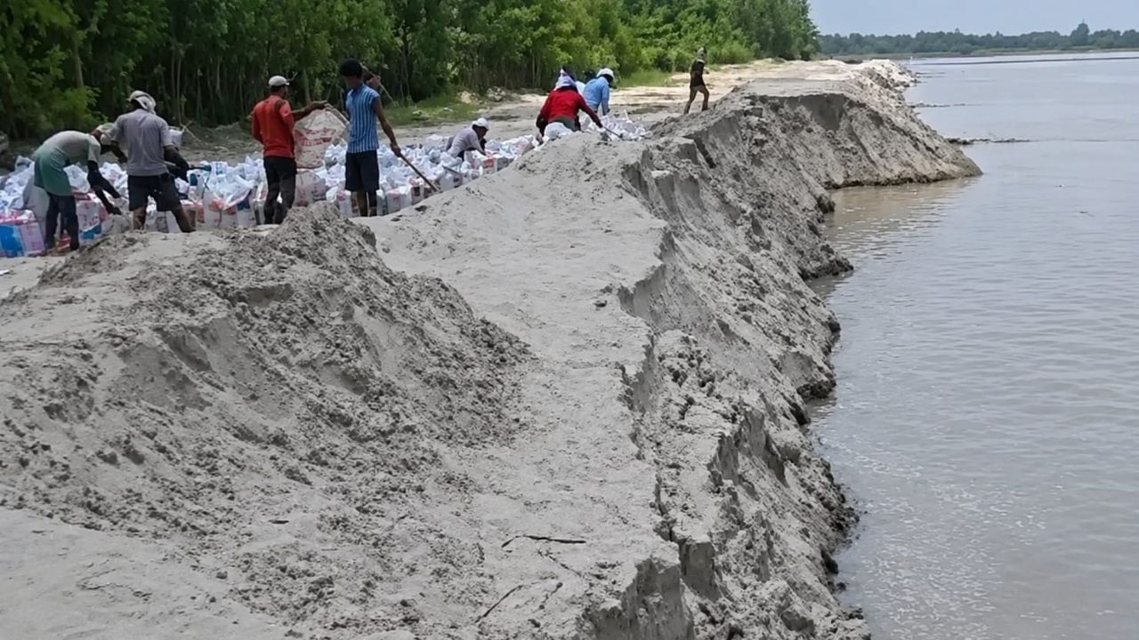 नदियों ने बढ़ाई चिंता, सीतापुर के गांवों में पहुंचा बाढ़ का खतरा; नाव के सहारे चल रही जिंदगी!
