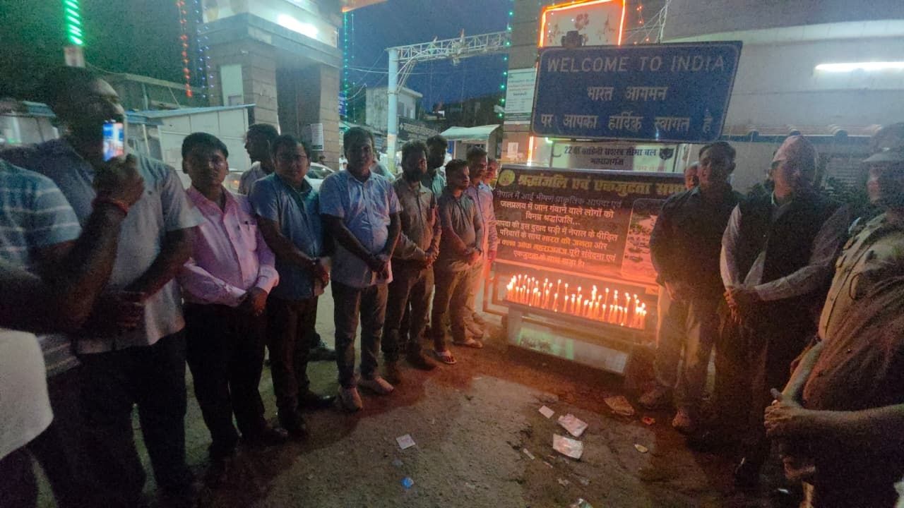 नेपाल त्रासदी पर सोनौली बॉर्डर पर व्यापारियों और पत्रकारों ने जलाए कैंडल, दी भावपूर्ण श्रद्धांजलि