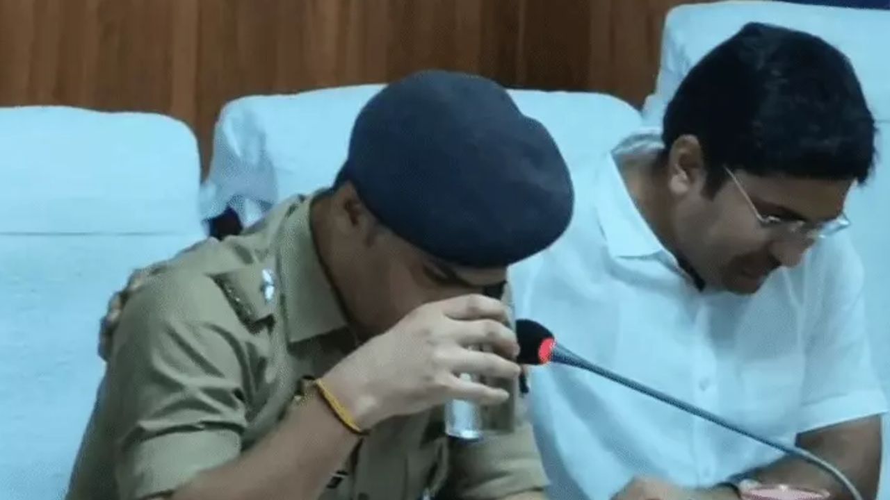 SP कृष्ण कुमार बिश्नोई को संभालते-संभालते खुद रो पड़े संभल के DM, विदाई समारोह में छलके आंसू, VIDEO देख भावुक हो जाएंगे आप