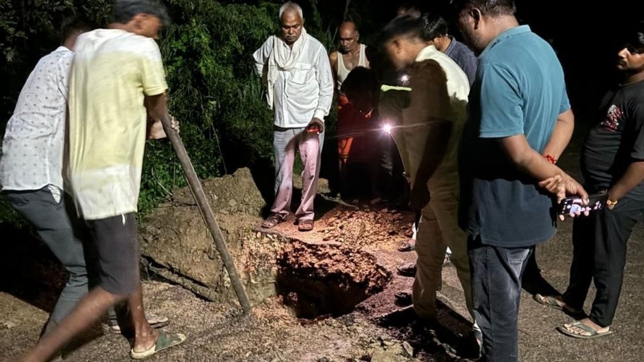 Sultanpur: एक खबर और बदल गया हाल, बारिश से खराब सड़क की मरम्मत के लिए दौड़ा प्रशासन