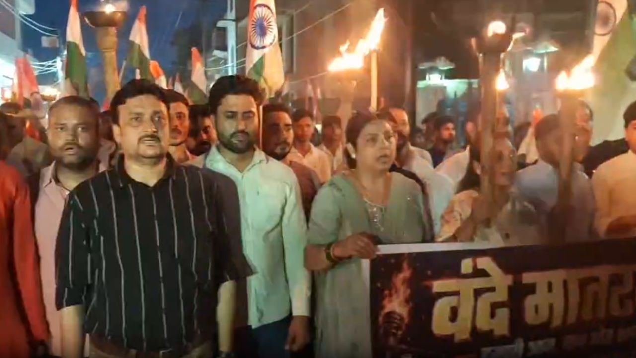 कांग्रेस के खिलाफ क्यों भड़के भाजपा कार्यकर्ता? सुलतानपुर में मशाल जुलूस से गरमाई सियासत