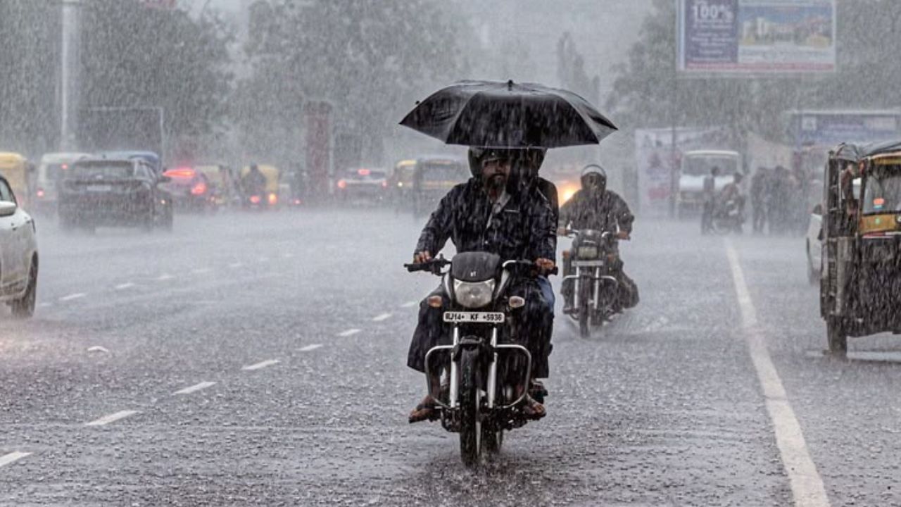 UP में मानसून ढाएगा तबाही का सितम: 14 जिलों में भारी बारिश का येलो अलर्ट जारी, तुरंत हो जाएं सतर्क!