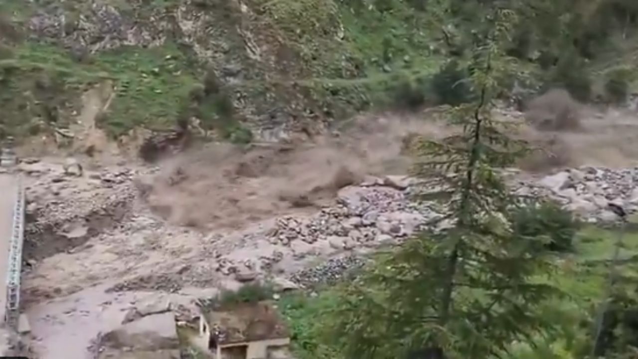Uttarakhand Weather Alert: उत्तराखंड के 12 जिलों पर मंडराया Flash Flood का खतरा, अगले 24 घंटे भारी; प्रशासन अलर्ट