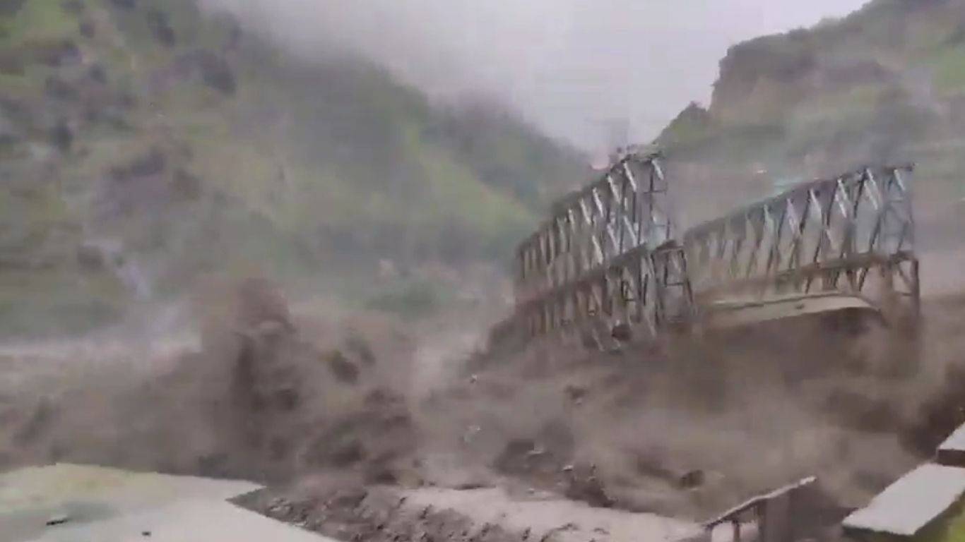 बड़ी खबर: उत्तराखंड में बादल फटने से बड़ी तबाही, चमोली के तमक में कई गड़ियां बही, BRO पुल ध्वस्त, पढ़ें पूरा अपडेट