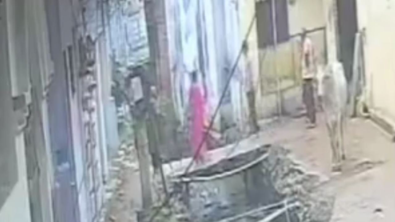 हमीरपुर में बड़ा हादसा टला, खुले नाले में गिरे पिता-पुत्री, CCTV में कैद हुई घटना