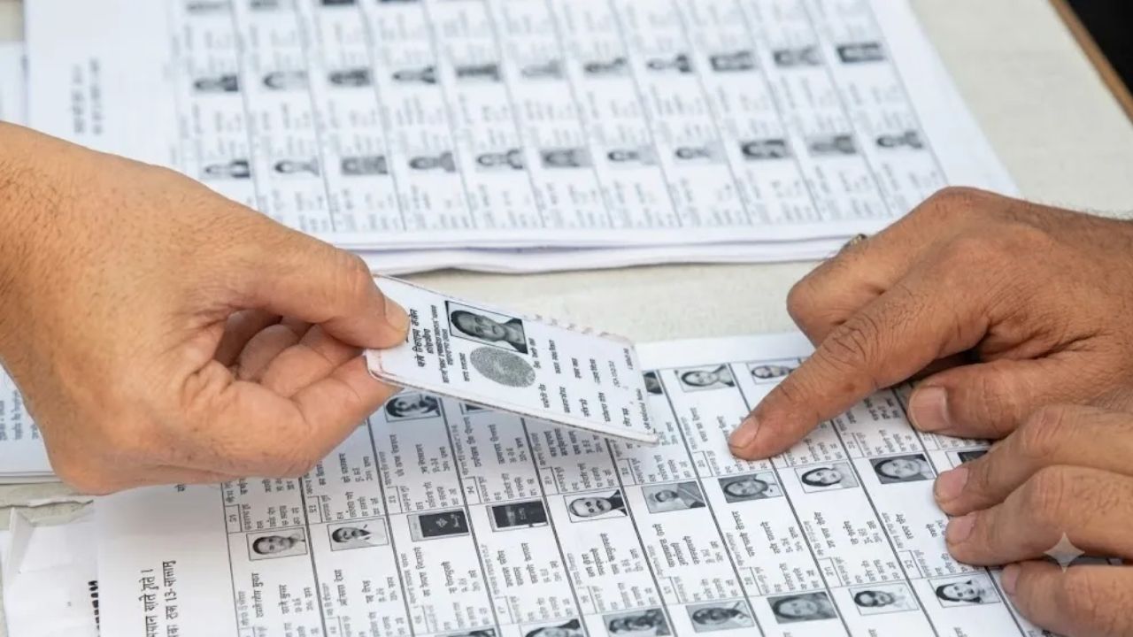 वोटर लिस्ट से दिल्ली के 47 लाख और महाराष्ट्र के 2 करोड़ नाम गायब, ऐसे चेक करें अपना नाम