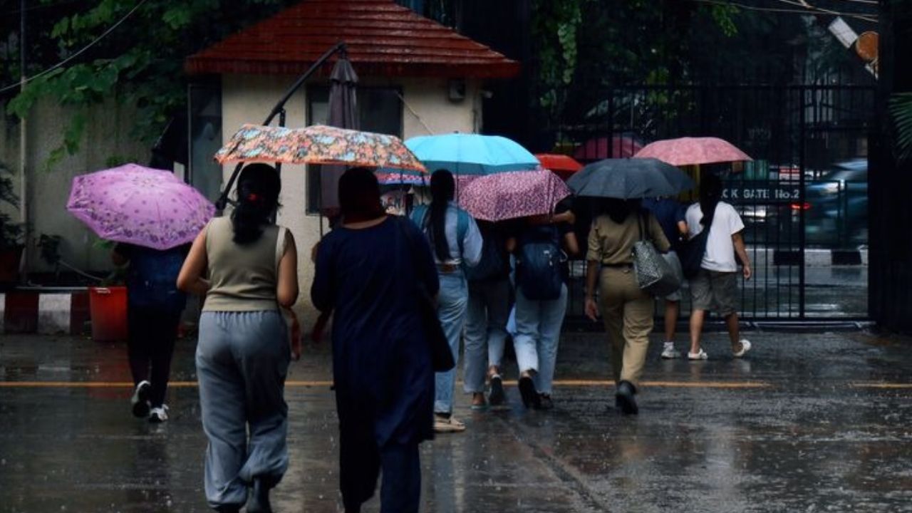 Monsoon Update: दिल्ली-UP से दक्षिण भारत तक आफत की बारिश, जानिए आज आपके शहर में कैसा रहेगा मौसम