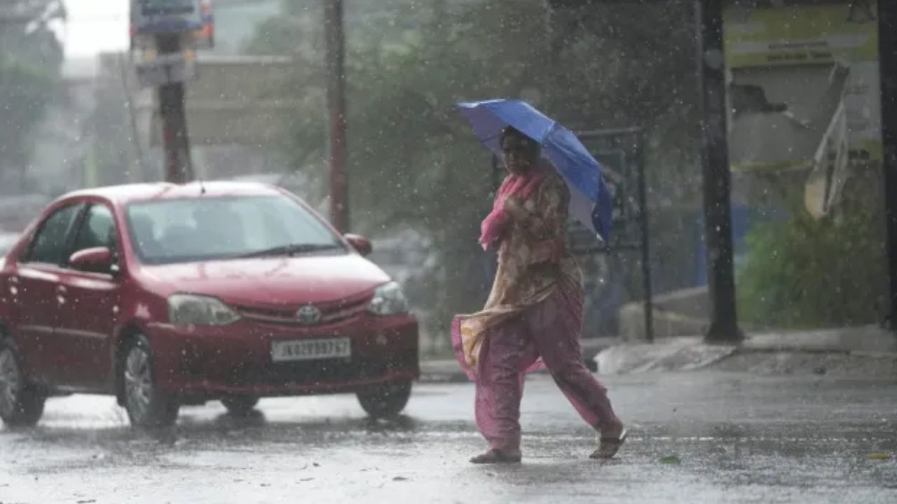Weather Update: दिल्ली और UP समेत 14 राज्यों में आंधी के साथ तूफानी बारिश, पहाड़ों पर लैंडस्लाइड का खतरा
