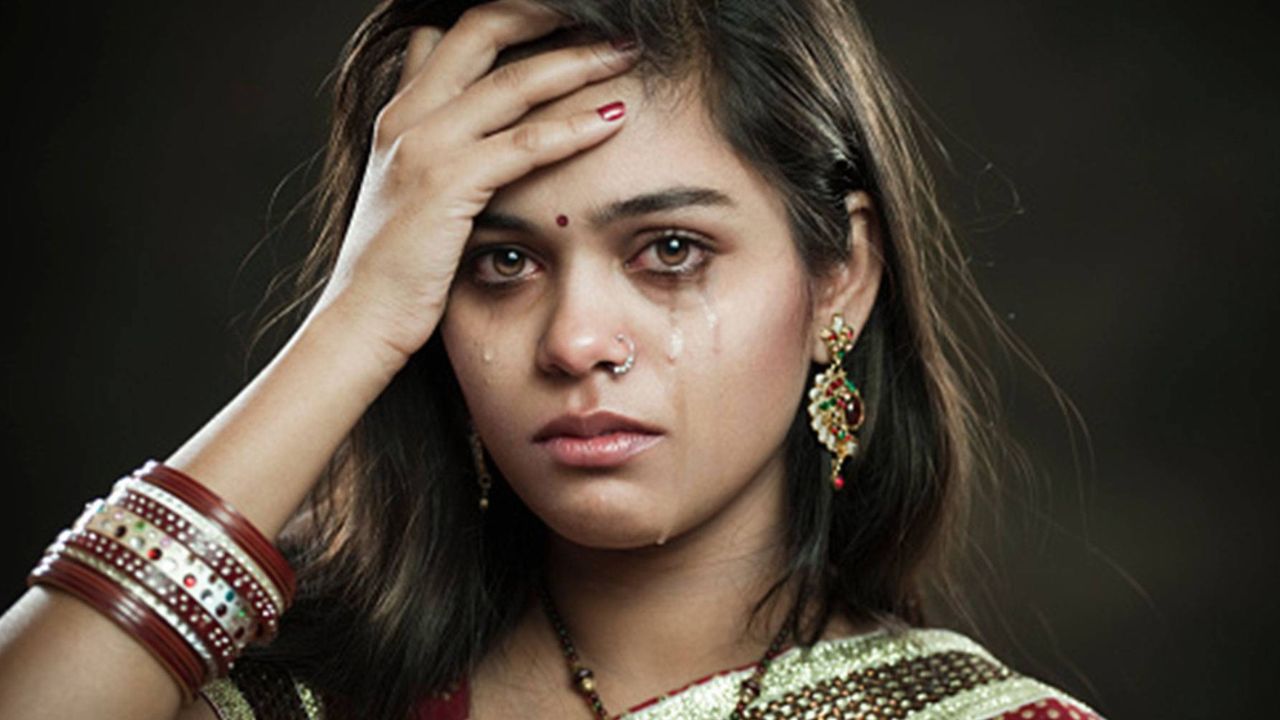 आगरा में ससुराल वाले बने हैवान: विवाहिता को अवैध संबंधों के विरोध की मिली खौफनाक सजा, पहले रस्सी से बांधे हाथ-पैर और फिर…
