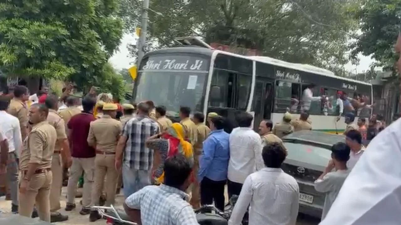 BIG BREAKING: ग्रेटर नोएडा में 150 किसानों को पुलिस ने किया गिरफ्तार, काफी महिलाएं भी शामिल, जानें क्यों