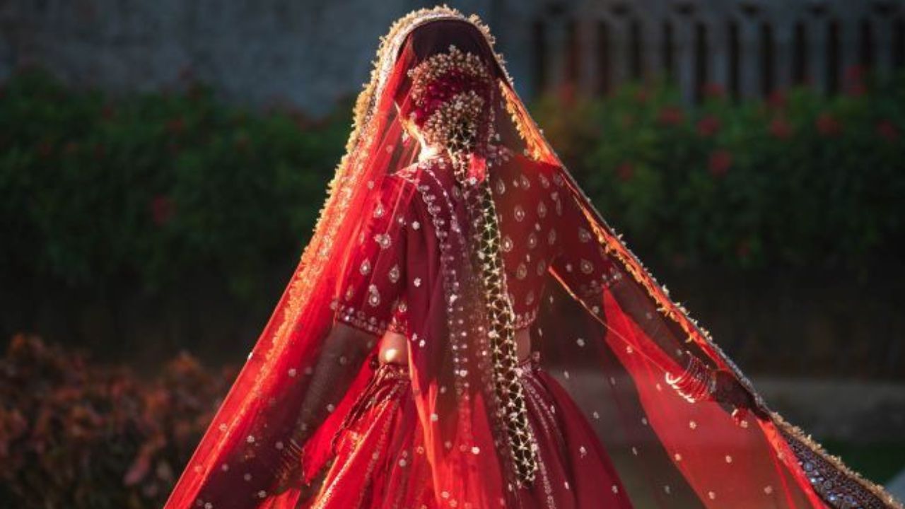देवरिया में घरेलू कलह के बीच उठाया खौफनाक कदम? दरवाजा खुलते ही मच गई चीख-पुकार