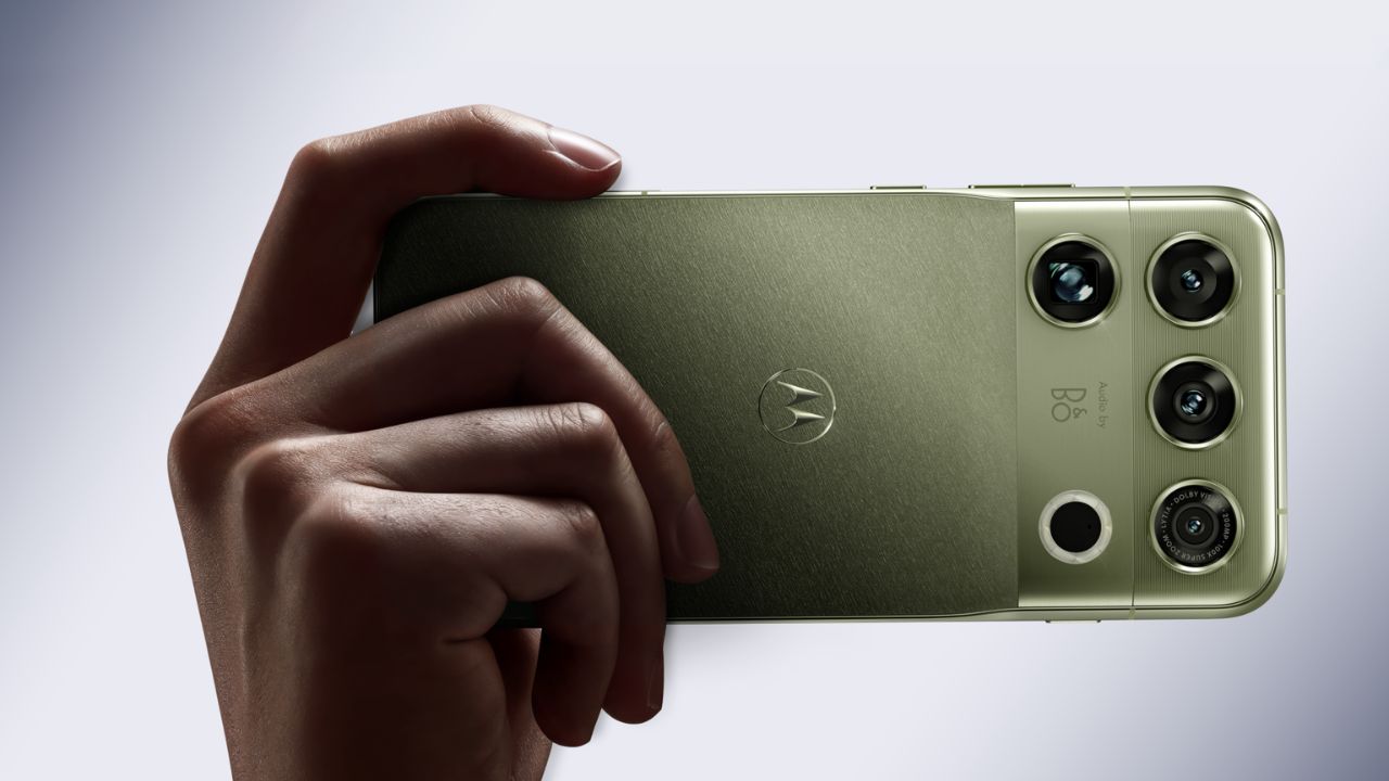Motorola का सबसे पावरफुल 5G फोन तैयार: 200MP पेरिस्कोप कैमरा और 8K वीडियो रिकॉर्डिंग से मचेगा तहलका, जानें कब होगा लॉन्च