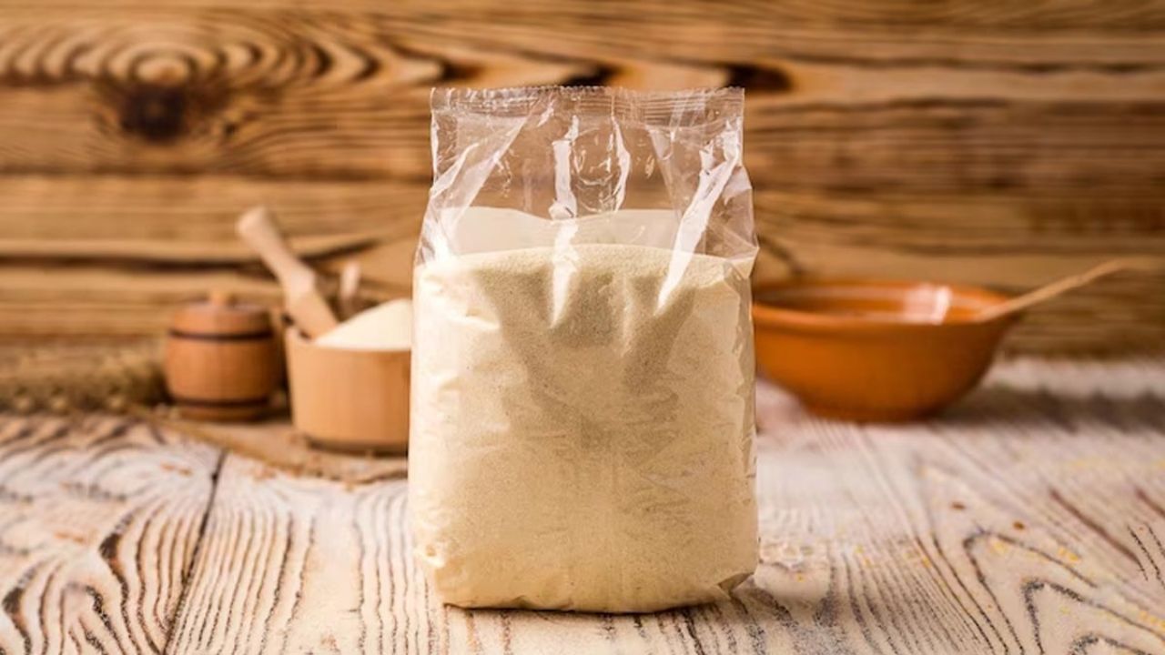 अगर डिब्बे में कीड़े, लार्वा या चिपचिपी जालियां नजर आएं, तो उस आटे को तुरंत प्लास्टिक थैली में बंद करके घर से बाहर फेंक दें। केवल उस डिब्बे को फेंकना काफी नहीं है, बल्कि उसके आसपास रखे चावल, दाल और मसालों के पैकेटों को भी बारीकी से जांचें। ये कीड़े एक डिब्बे से दूसरे डिब्बे में बहुत जल्दी फैलते हैं, इसलिए पूरी अलमारी की जांच करना बेहद जरूरी है। (Img- Pinterest)