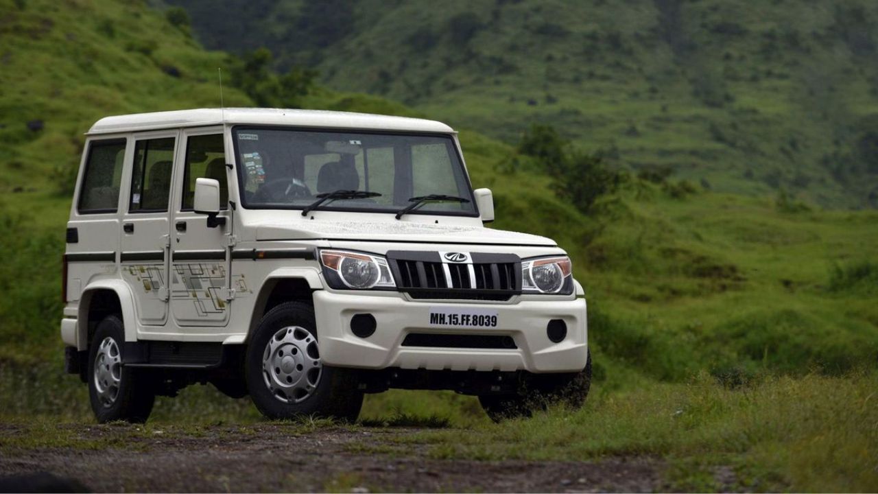 बजट-फ्रेंडली सेगमेंट में पहली सबसे लोकप्रिय गाड़ी महिंद्रा बोलेरो (Mahindra Bolero) है। यह गाड़ी सालों से अपनी मजबूती और रफ-एंड-टफ परफॉर्मेंस के लिए जानी जाती है। ग्रामीण और शहरी दोनों इलाकों में इसकी जबरदस्त डिमांड रहती है। कम मेंटेनेंस और शानदार सीटिंग कैपेसिटी के साथ यह किफायती बजट में महिंद्रा की सबसे भरोसेमंद गाड़ियों में से एक है। (Img- Pinterest)