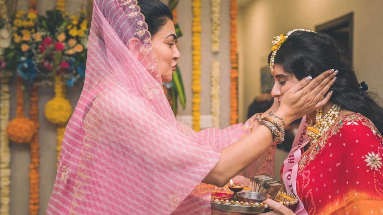 एक ही छत के नीचे रहते हुए नोकझोंक होना बिल्कुल आम बात है। कई बार खराब मूड या गलतफहमी की वजह से कोई बात बुरी लग सकती है। ऐसे मौकों पर तुरंत गुस्सा करने के बजाय शांत रहकर बातचीत करना बेहतर होता है। हर छोटी बात को बड़ा मुद्दा बनाने से रिश्ते में दूरियां बढ़ने लगती हैं, इसलिए कड़वाहट को वहीं खत्म कर दें। (Img- Pinterest)