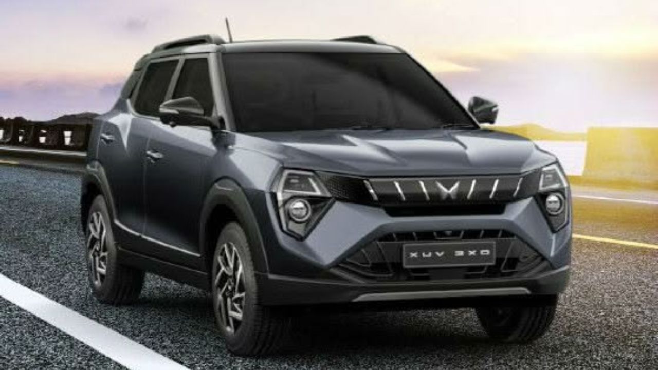 तीसरा लोकप्रिय और कॉम्पैक्ट विकल्प महिंद्रा XUV3XO (पूर्व में XUV300) है। यह SUV उन लोगों के लिए बेहतरीन है जो कम बजट में हाई-टेक फीचर्स और 5-स्टार सेफ्टी चाहते हैं। इसमें आपको सनरूफ, बड़ा टचस्क्रीन इंफोटेनमेंट सिस्टम और पावरफुल इंजन का कॉम्बिनेशन मिलता है, जो शहर में रोजाना ड्राइविंग के लिए बेहद आरामदायक और किफायती साबित होता है। (Img- Pinterest)