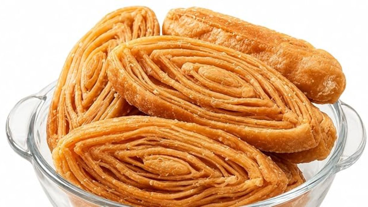 खाजा बनाने की प्रक्रिया बेहद सूक्ष्म और कलात्मक होती है, जिसमें मैदे की पतली-पतली रोटियां बेली जाती हैं। इन रोटियों पर घी का लेप लगाकर एक के ऊपर एक परत रखी जाती है और रोल बनाकर काटा जाता है। इसके बाद इन्हें धीमी आंच पर घी में तला जाता है और गर्म चाशनी में डुबोया जाता है। इसी विशेष विधि से खाजा को उसकी प्रसिद्ध कुरकुरी, परतदार और लाजवाब मिठास वाली अनूठी बनावट हासिल होती है। (Img- Pinterest)