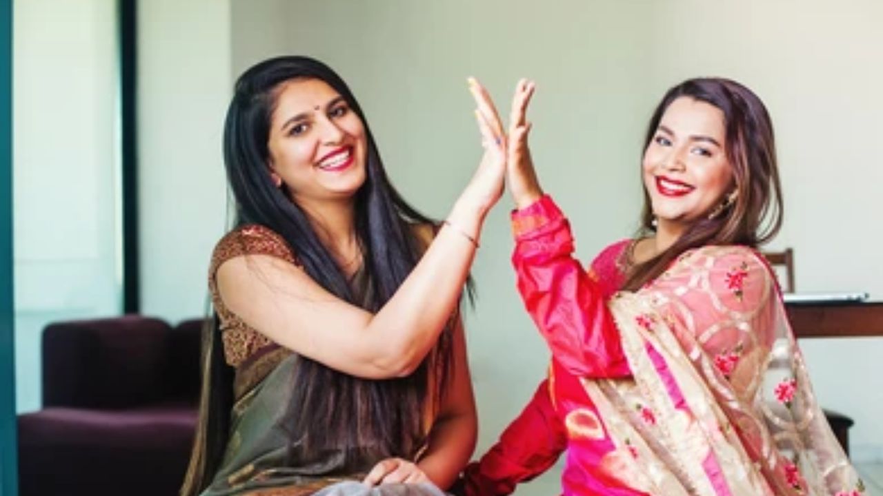 किसी भी मजबूत रिश्ते की पहली शर्त एक-दूसरे को स्पेस देना है। भाभी की अपनी निजी जिंदगी और फैसले हो सकते हैं, ठीक वैसे ही ननद के अपने विचार हो सकते हैं। एक-दूसरे की हर छोटी बात या फैसले में सलाह थोपने के बजाय स्वतंत्रता देना जरूरी है। जब आप सामने वाले के स्पेस का सम्मान करेंगी, तो भरोसा अपने आप बढ़ेगा। (Img- Pinterest)