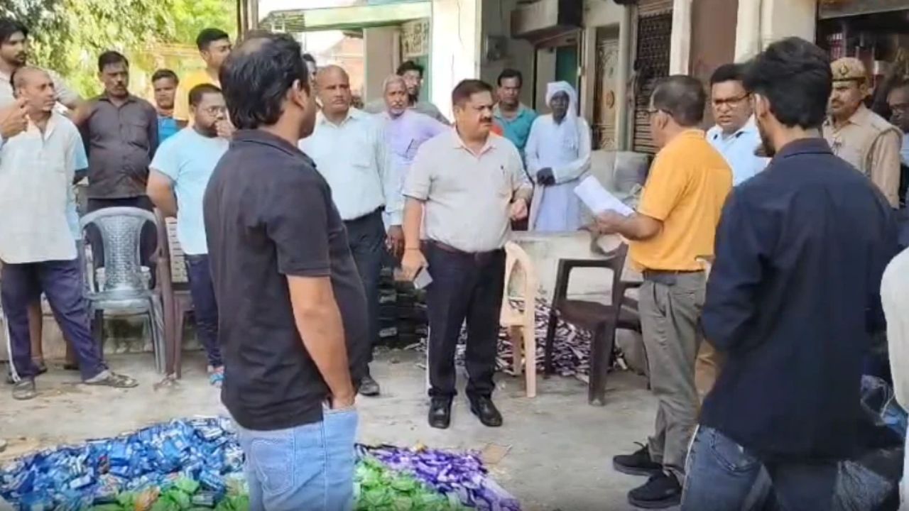 सड़क पर बिखरे 3.5 लाख के ब्रिटानिया और 50-50 बिस्कुट, हमीरपुर में जब अधिकारियों ने खोला राज, तो उड़ गए होश