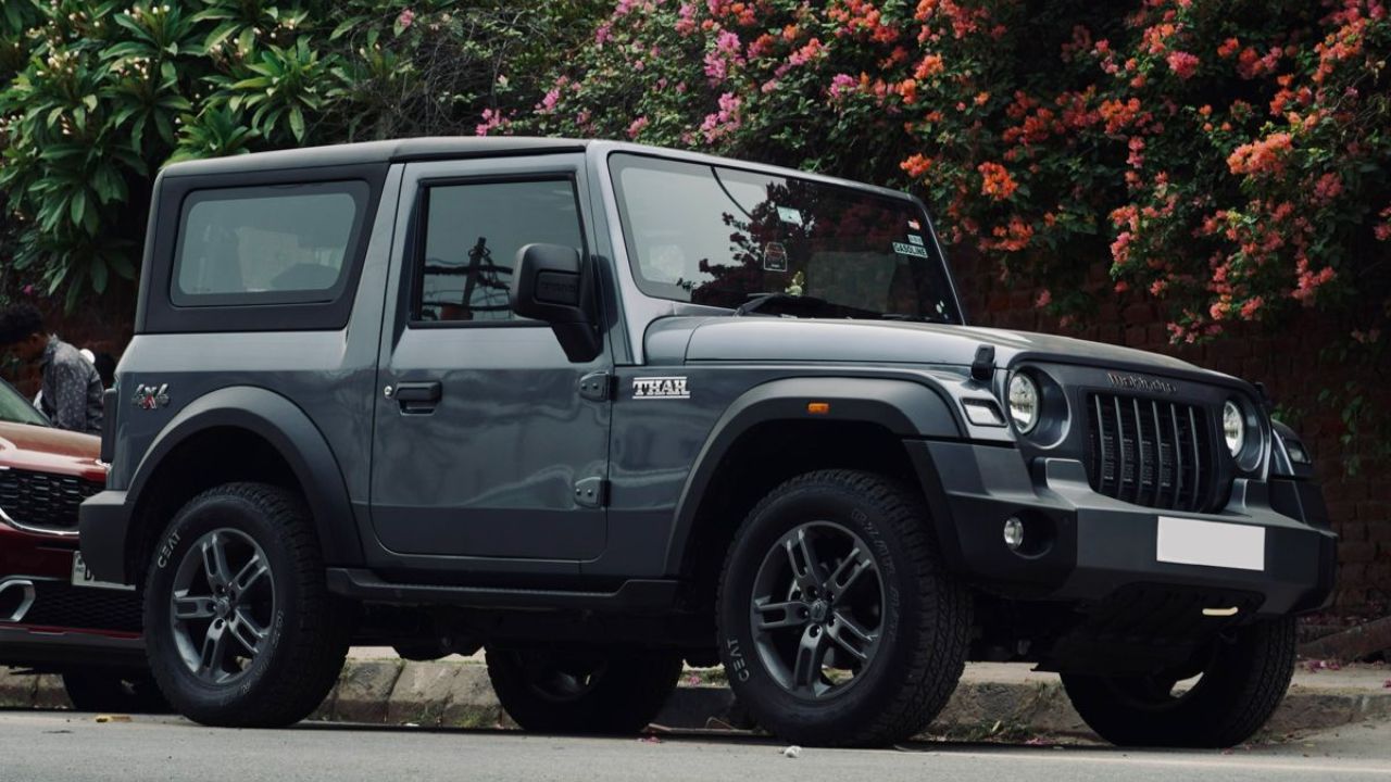 चौथा और सबसे दमदार विकल्प महिंद्रा थार (Mahindra Thar 2WD) का रियर-व्हील ड्राइव वेरिएंट है। महिंद्रा ने इस वेरिएंट को बेहद आक्रामक और किफायती कीमत पर पेश किया है। जो लोग थार के बोल्ड लुक और स्वैग के दीवाने हैं, लेकिन 4x4 की महंगी कीमत नहीं चुकाना चाहते, उनके लिए यह कम बजट में बेस्ट ऑफ-रोड स्टाइल SUV है। (Img- Pinterest)