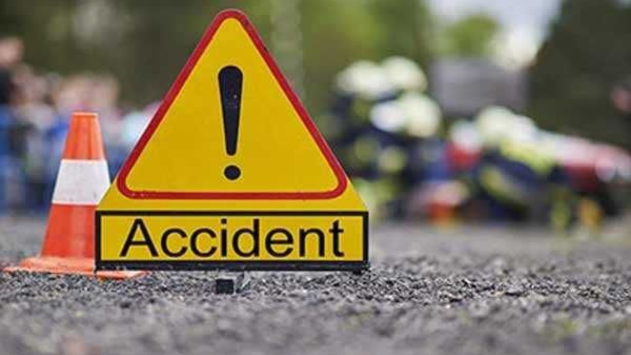 बुंदेलखंड एक्सप्रेसवे पर दर्दनाक हादसा: खड़े वाहन में घुसा तेज रफ्तार डंपर, परिचालक की मौत और चालक गंभीर रूप से घायल