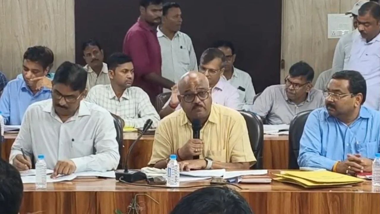 सुलतानपुर में प्रशासनिक हलचल: डीआरडीए परियोजना निदेशक अशोक कुमार सिंह निलंबित, विभागीय जांच शुरू