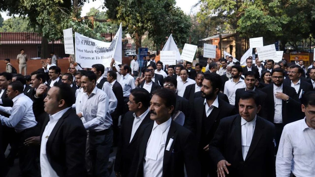 दिल्ली के वकील सरकार से क्यों है खफा? आज क्यों रहेंगे काम से विरत