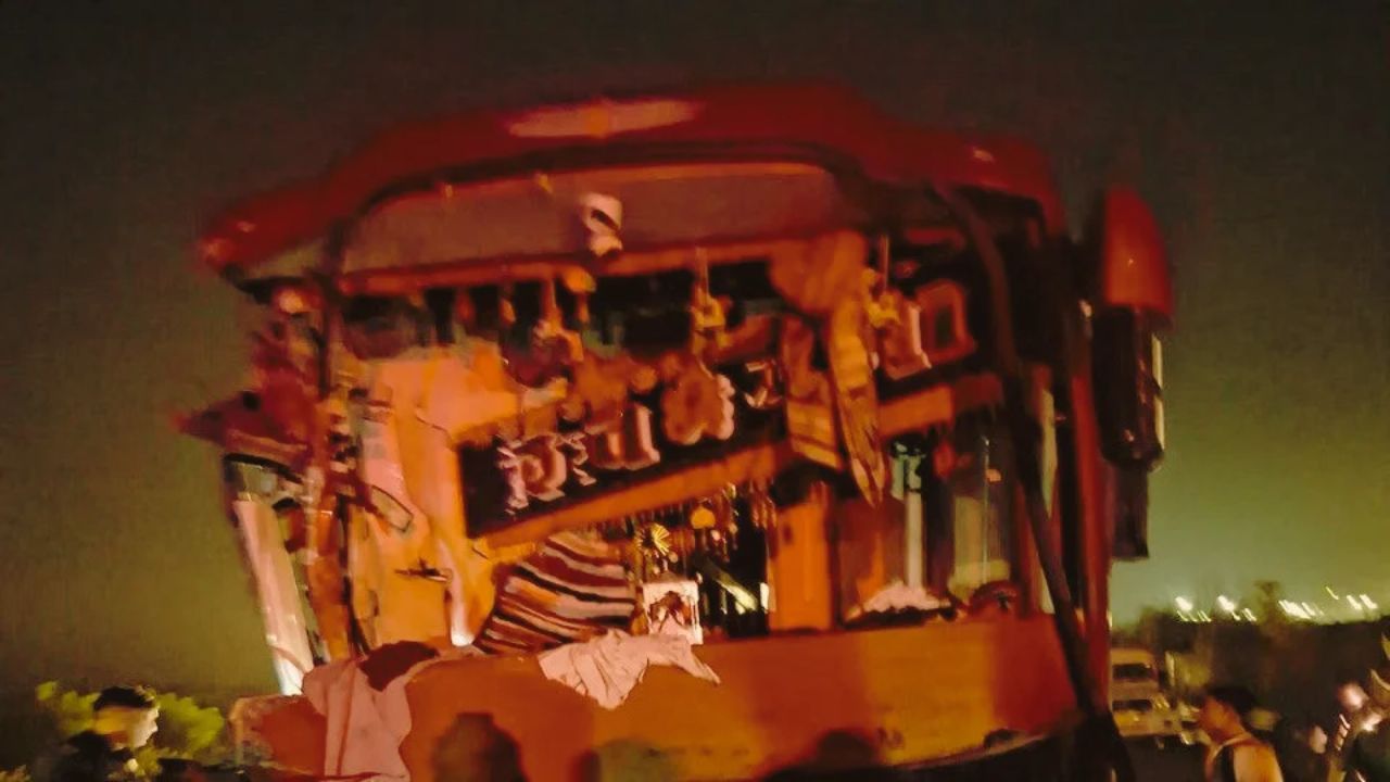 Agra Accident: “बचाओ-बचाओ की गूंज!” आधी रात को बेकाबू बस की टक्कर से उड़े परखच्चे, 13 जिंदगियां लहूलुहान
