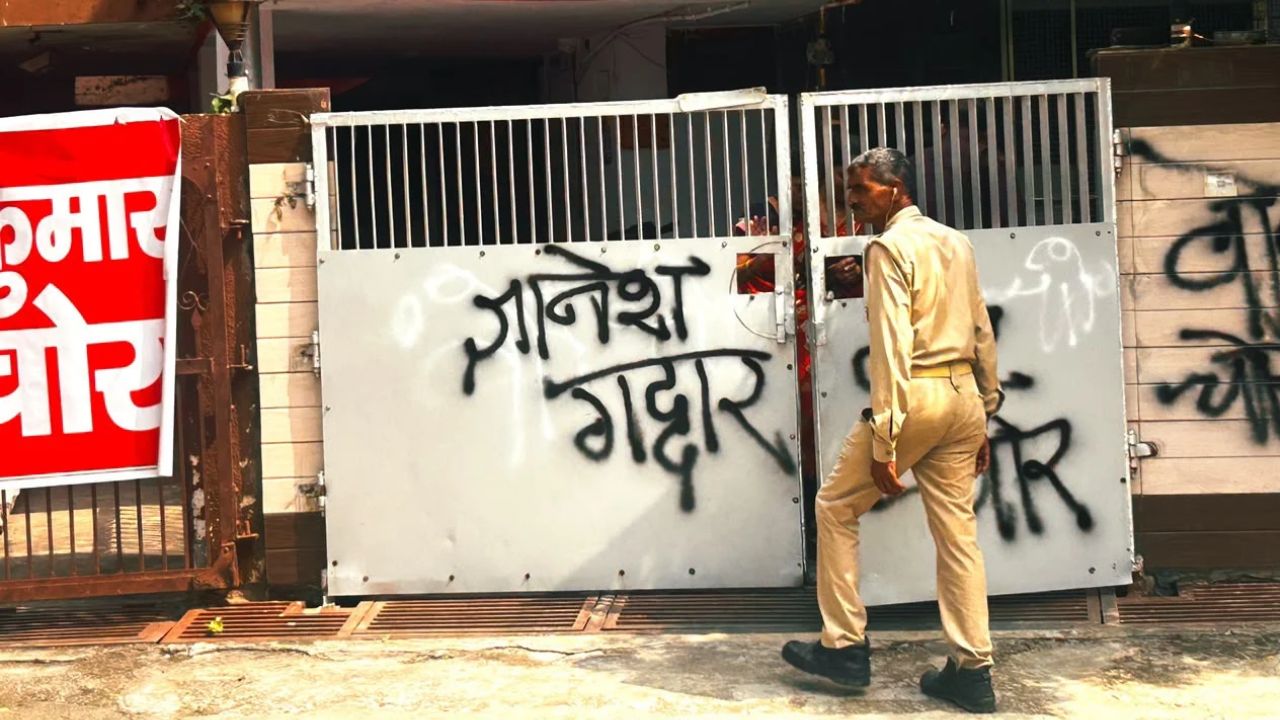 घर के गेट पर कालिख, दीवार पर नारे और फिर पुलिस की एंट्री; ज्ञानेश कुमार के आगरा वाले घर पर कांग्रेस का प्रदर्शन