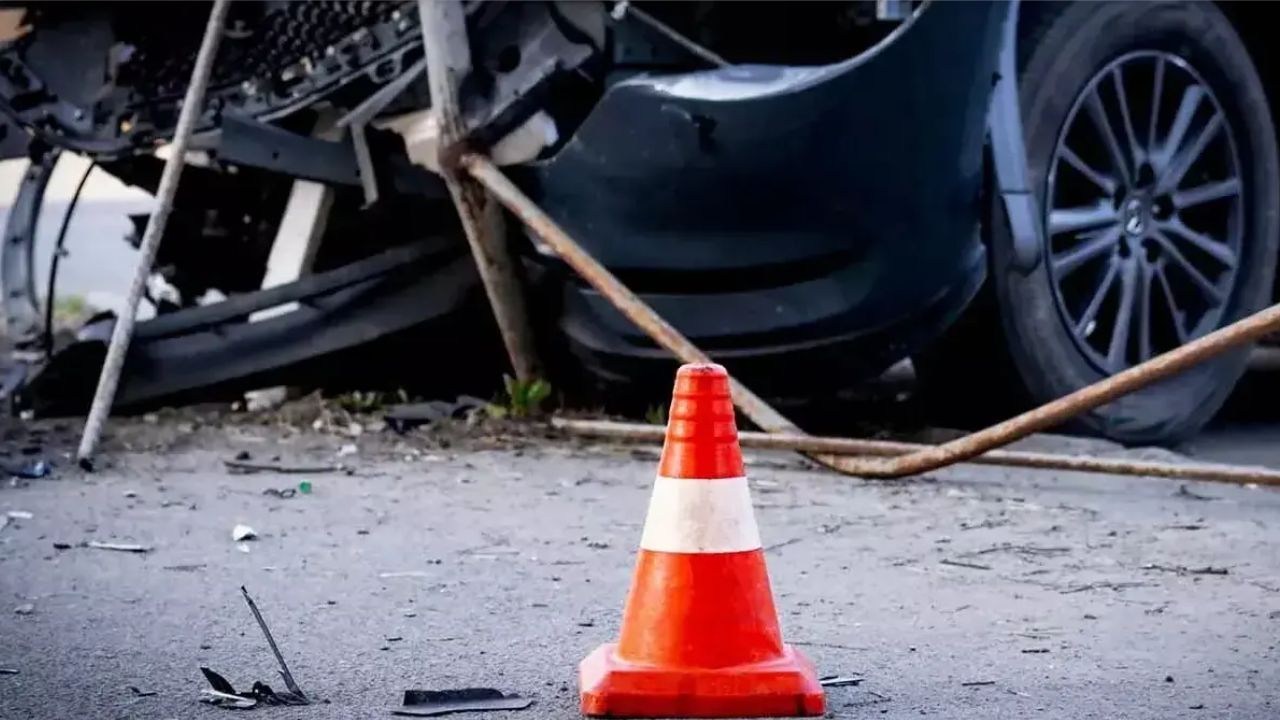 Mumbai Coastal Road Accident: सुबह-सुबह कोस्टल रोड पर बेकाबू हुई लग्जरी कार, तीन की मौत; एक गंभीर