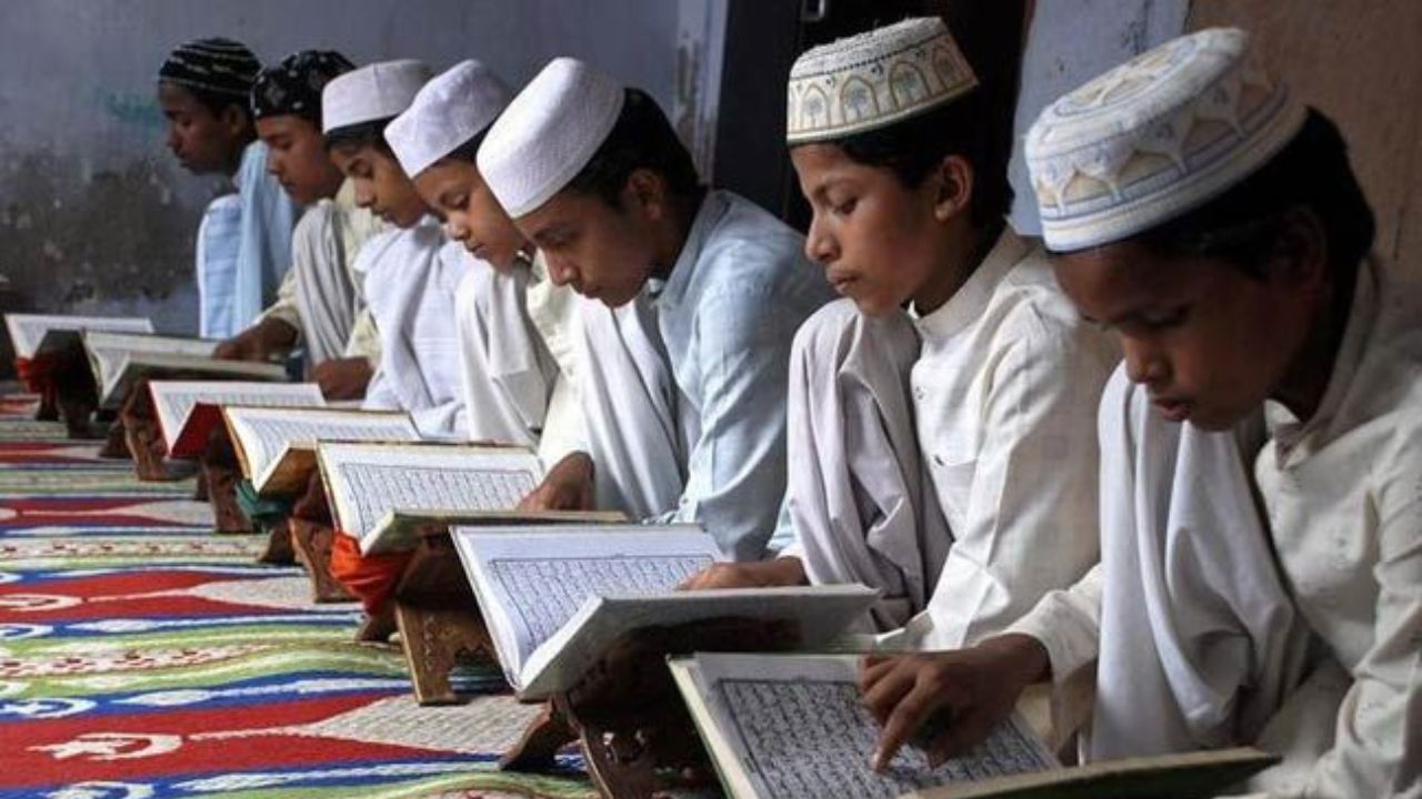 यूपी के 200 मदरसों में मनमानी पर चला डंडा, आदेश के बाद भी बायोमीट्रिक हाजिरी न लगाने पर नोटिस जारी