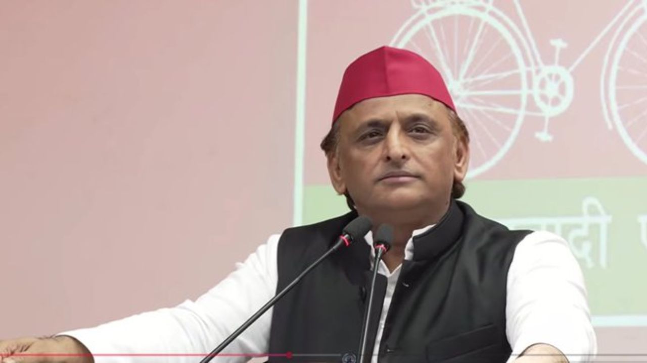 लखनऊ में अखिलेश यादव ने खोले कई पत्ते! ‘छात्र सप्ताह’ से ‘नीले रंग’ तक, जानिए और किन मुद्दों पर की बात
