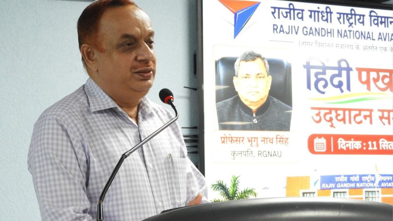कुलपति ने विद्यार्थियों से हिंदी के साथ-साथ अपनी-अपनी प्रांतीय भाषाओं के सम्मान और उपयोग के लिए भी प्रोत्साहित किया। उन्होंने कहा कि भाषाई विविधता को सम्मान देते हुए हिंदी के प्रयोग को बढ़ावा देना जरूरी है। कार्यक्रम के साथ विश्वविद्यालय में ऑनलाइन हिंदी कार्यशाला का भी आयोजन किया गया। इसमें भारतीय प्रबंधन संस्थान, अमृतसर के प्रबंधक (राजभाषा) श्री गोपाल ने अतिथि वक्ता के रूप में सहभागिता की। उन्होंने राजभाषा नीति और उसके प्रभावी क्रियान्वयन से जुड़े विभिन्न महत्वपूर्ण पहलुओं पर विस्तृत जानकारी दी। कार्यशाला में विश्वविद्यालय के अधिकारी और कर्मचारी ऑनलाइन माध्यम से शामिल हुए।