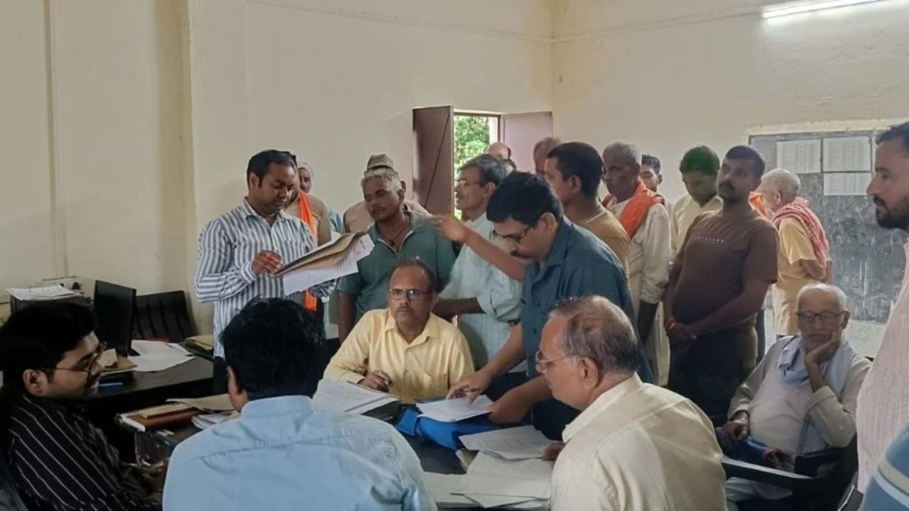 अब कार्यालय नहीं, गांव में होगा काम! किसानों की ये परेशानी दूर करने अमेठी के गांव पहुंचा प्रशासन