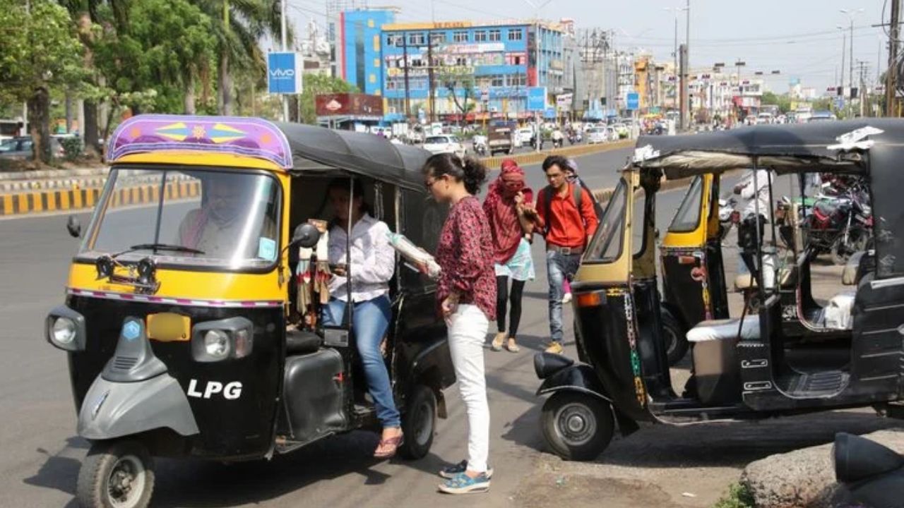 कोई तो मुझे इस दरिंदे से बचा लो, बिहार के आरा में ड्राइवर की छेड़खानी से तंग आकर चलते ऑटो से छात्रा ने उठाया खौफनाक कदम