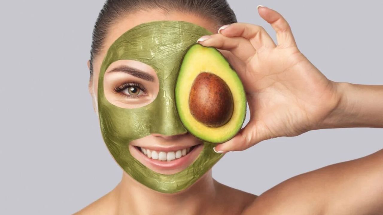 Skin Care: धूल-प्रदूषण से बेजान हुई त्वचा में लौट आएगी जान, बस एवोकाडो का यह घरेलू नुस्खा बनाएगा बेदाग