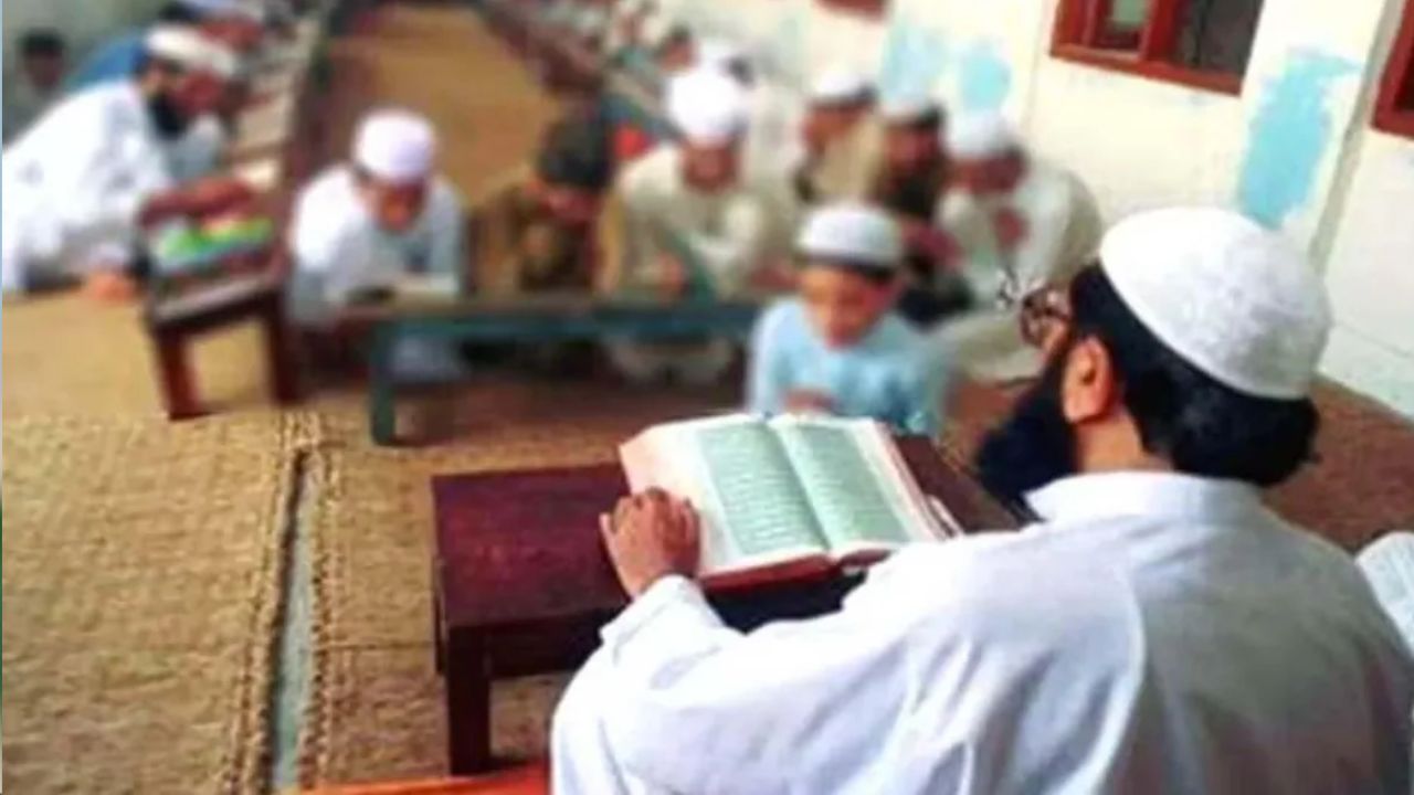 आजमगढ़ के मदरसे में नेपाली शिक्षक की नियुक्ति पर विवाद, जांच रिपोर्ट पहुंची शासन के पास