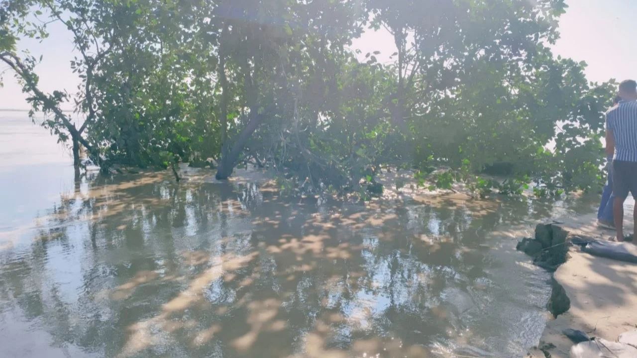 पहले खेत, अब आबादी की बारी! सरयू के कटान में समाया कोयलावीर बाबा स्थान, बस्ती से सिर्फ 100 मीटर दूर नदी