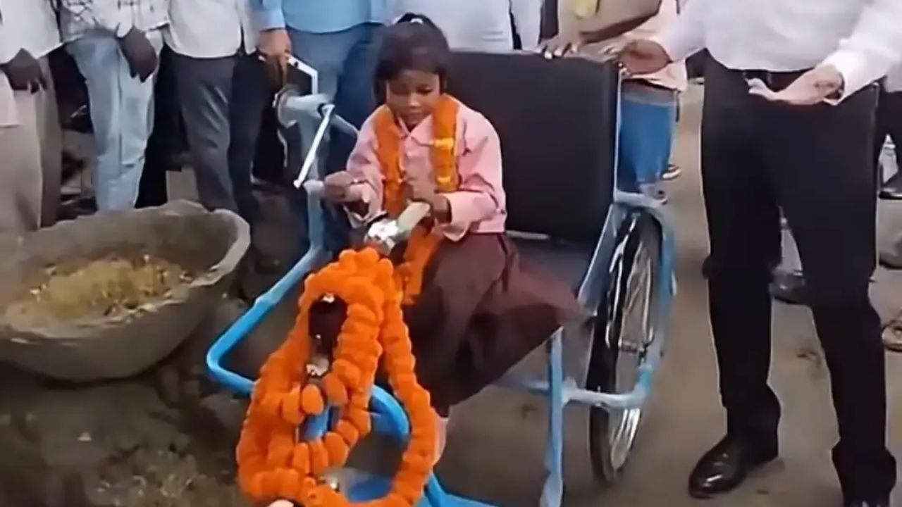 मुश्किलों के बीच पढ़ाई का सपना, 7 साल की रागिनी की फरियाद पर गांव पहुंचे DM; किताबें, ट्राईसाइकिल और इलाज का भरोसा