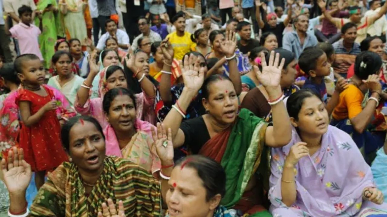 बांग्लादेश में हिंदुओं पर सबसे बड़ा वार! जानिए अचानक क्यों रद्द कीं त्योहारों की छुट्टियां?