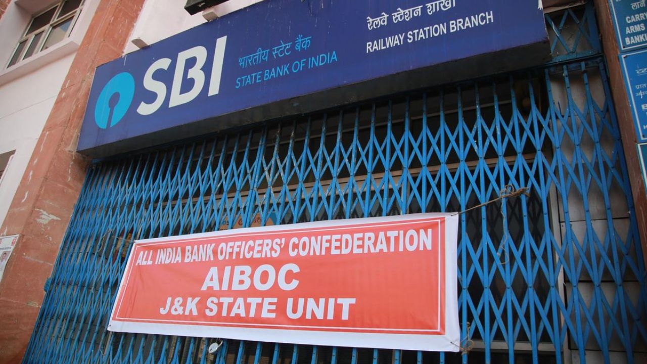 Bank Strike: 3 दिन की हड़ताल से पहले रातोंरात बदला फैसला, अब 5-Day Working और PLI पर बनेगी हाई लेवल कमेटी