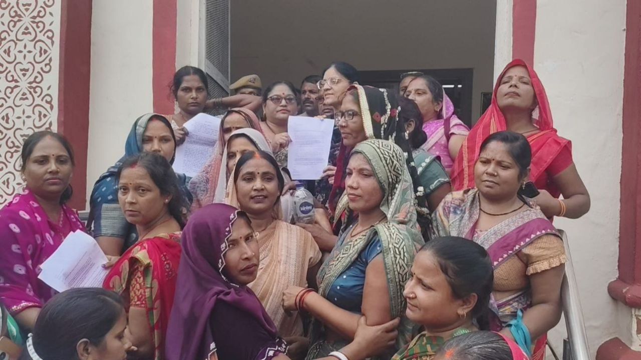 फ्री स्मार्टफोन, डेटा रिचार्ज और स्वास्थ्य बीमा की गुहार: सुल्तानपुर में बैंक सखियों ने डीएम को सौंपा मांग-पत्र