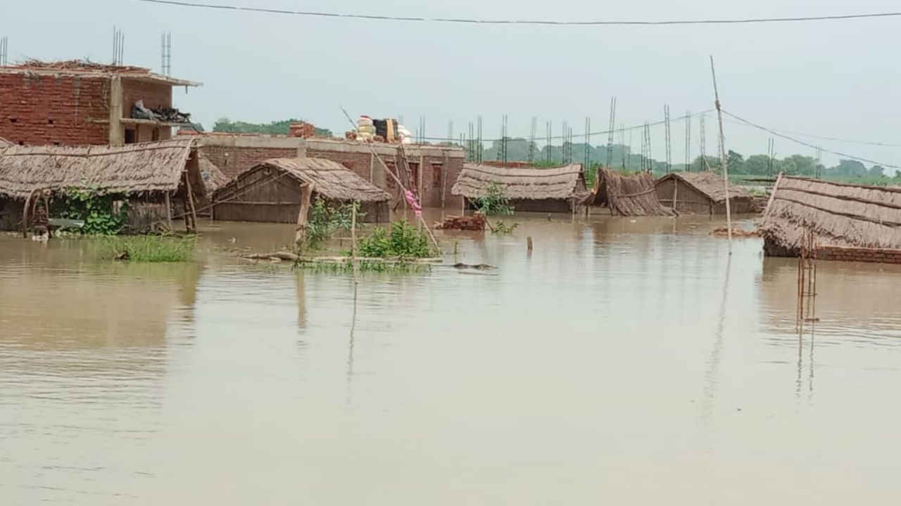 Barabanki Flood Alert: सरयू नदी खतरे के निशान से 48 सेंटीमीटर ऊपर, 75 गांवों पर मंडराया बाढ़ का संकट