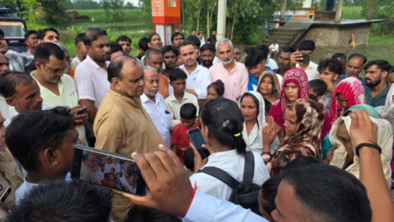 बाबा साहेब की प्रतिमा खंडित होने से भड़का आक्रोश, मौके पर पहुंचे सांसद छत्रपाल गंगवार