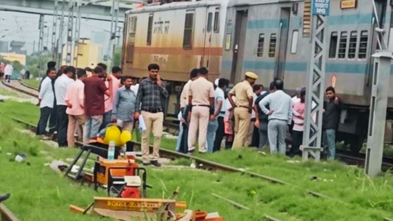 Bihar Train Accident: नींद में थे यात्री, अचानक मच गई तेज आवाज, महानंदा एक्सप्रेस के 3 हिस्से पटरी से उतरे, टला बड़ा हादसा
